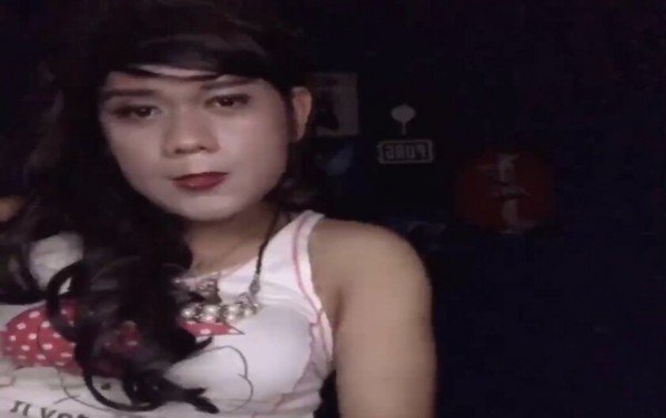 Hanya crossdressing tengah malam yang terangsang